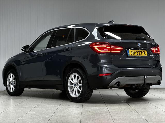 BMW X1 sDrive20i Centennial Executive/ AUTOMAAT!/ LED Koplampen/ Trekhaak/ 17''LMV/ Keyless GO/ Clima/ Navi/ Cruise/ Bluetooth/ Multi.LEDER.stuur/ Elek.pakket/ Isofix/ Metallic lak/ PDC Achter.
