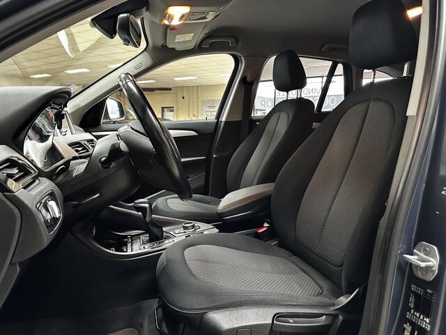 BMW X1 sDrive20i Centennial Executive/ AUTOMAAT!/ LED Koplampen/ Trekhaak/ 17''LMV/ Keyless GO/ Clima/ Navi/ Cruise/ Bluetooth/ Multi.LEDER.stuur/ Elek.pakket/ Isofix/ Metallic lak/ PDC Achter.