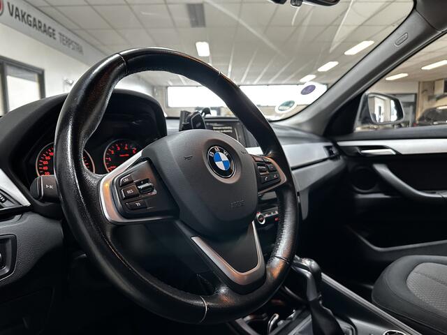 BMW X1 sDrive20i Centennial Executive/ AUTOMAAT!/ LED Koplampen/ Trekhaak/ 17''LMV/ Keyless GO/ Clima/ Navi/ Cruise/ Bluetooth/ Multi.LEDER.stuur/ Elek.pakket/ Isofix/ Metallic lak/ PDC Achter.