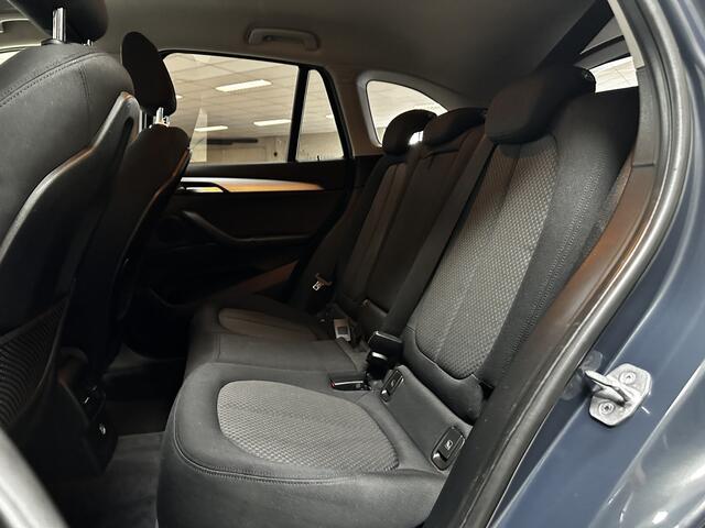 BMW X1 sDrive20i Centennial Executive/ AUTOMAAT!/ LED Koplampen/ Trekhaak/ 17''LMV/ Keyless GO/ Clima/ Navi/ Cruise/ Bluetooth/ Multi.LEDER.stuur/ Elek.pakket/ Isofix/ Metallic lak/ PDC Achter.