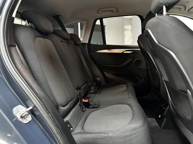 BMW X1 sDrive20i Centennial Executive/ AUTOMAAT!/ LED Koplampen/ Trekhaak/ 17''LMV/ Keyless GO/ Clima/ Navi/ Cruise/ Bluetooth/ Multi.LEDER.stuur/ Elek.pakket/ Isofix/ Metallic lak/ PDC Achter.