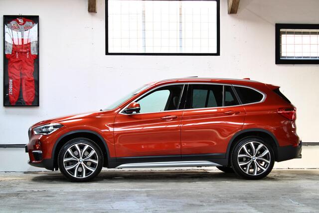 BMW X1 sDrive20i Orange Edition II | Panoramadak | Head-Up | Trekhaak | 19 inch | 2e eigenaar | NL auto |