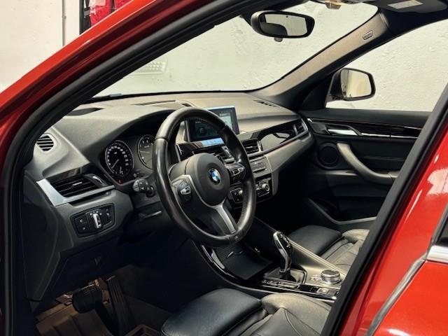 BMW X1 sDrive20i Orange Edition II | Panoramadak | Head-Up | Trekhaak | 19 inch | 2e eigenaar | NL auto |