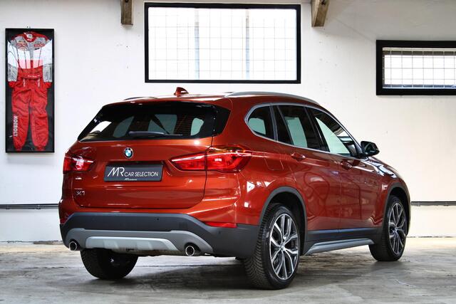 BMW X1 sDrive20i Orange Edition II | Panoramadak | Head-Up | Trekhaak | 19 inch | 2e eigenaar | NL auto |