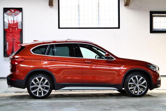 BMW X1 sDrive20i Orange Edition II | Panoramadak | Head-Up | Trekhaak | 19 inch | 2e eigenaar | NL auto |