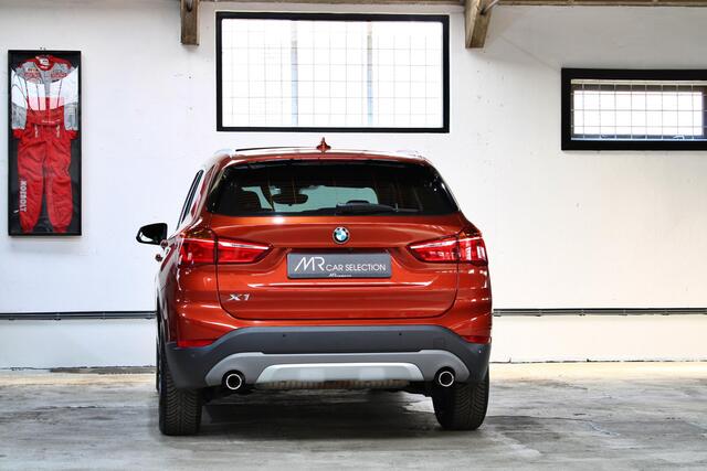 BMW X1 sDrive20i Orange Edition II | Panoramadak | Head-Up | Trekhaak | 19 inch | 2e eigenaar | NL auto |