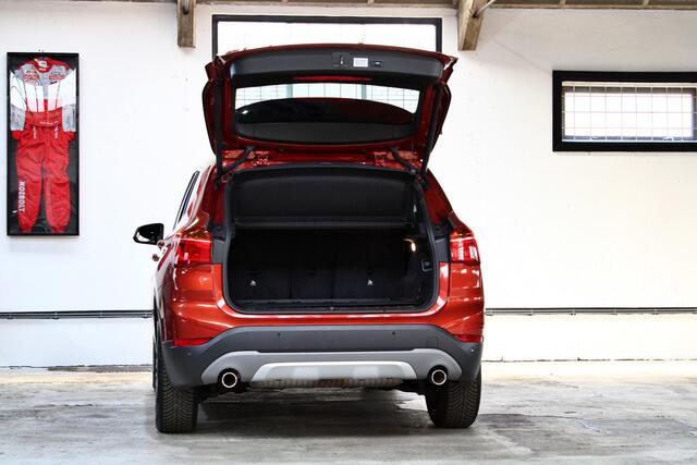 BMW X1 sDrive20i Orange Edition II | Panoramadak | Head-Up | Trekhaak | 19 inch | 2e eigenaar | NL auto |
