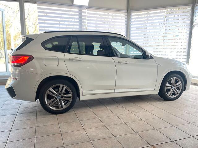 BMW X1 xDrive25e M-SPORT ** LED, NAVI+, HALF-LEDER, PRIVACY, 18-inch LMV & 4-SEIZOEN BND ** 1e EIG - UNFALLFREI ** ** INFORMEER OOK NAAR ONZE AANTREKKELIJKE FINANCIAL-LEASE TARIEVEN **