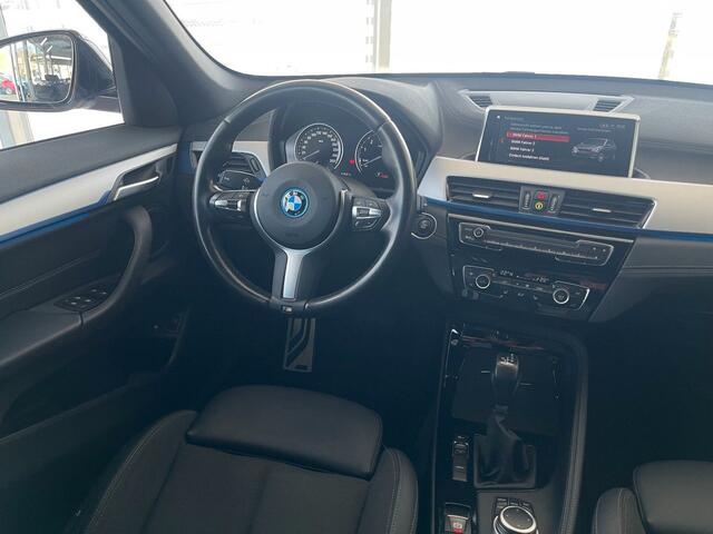 BMW X1 xDrive25e M-SPORT ** LED, NAVI+, HALF-LEDER, PRIVACY, 18-inch LMV & 4-SEIZOEN BND ** 1e EIG - UNFALLFREI ** ** INFORMEER OOK NAAR ONZE AANTREKKELIJKE FINANCIAL-LEASE TARIEVEN **