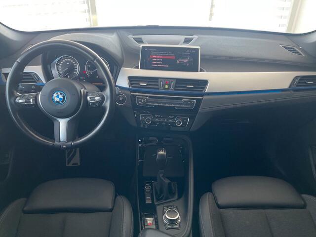 BMW X1 xDrive25e M-SPORT ** LED, NAVI+, HALF-LEDER, PRIVACY, 18-inch LMV & 4-SEIZOEN BND ** 1e EIG - UNFALLFREI ** ** INFORMEER OOK NAAR ONZE AANTREKKELIJKE FINANCIAL-LEASE TARIEVEN **