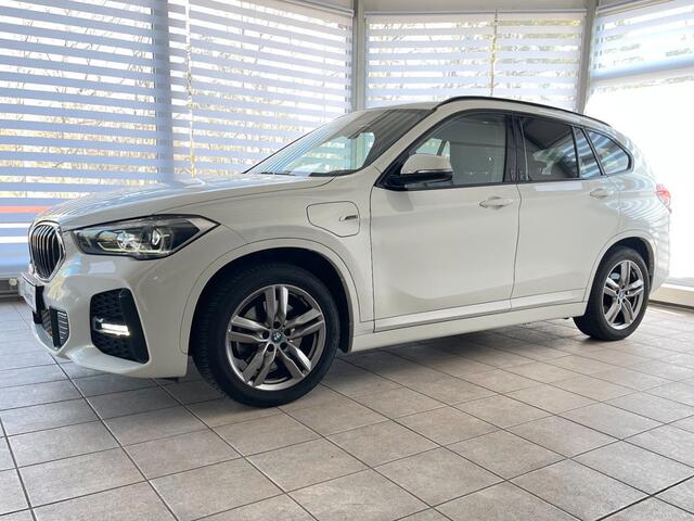 BMW X1 xDrive25e M-SPORT ** LED, NAVI+, HALF-LEDER, PRIVACY, 18-inch LMV & 4-SEIZOEN BND ** 1e EIG - UNFALLFREI ** ** INFORMEER OOK NAAR ONZE AANTREKKELIJKE FINANCIAL-LEASE TARIEVEN **