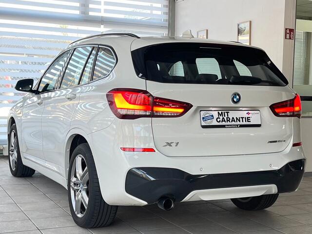 BMW X1 xDrive25e M-SPORT ** LED, NAVI+, HALF-LEDER, SHADOWLINE UITGEBR, 18-inch LMV, APPLE CAR PLAY ** 1e EIG - UNFALLFREI ** ** INFORMEER OOK NAAR ONZE AANTREKKELIJKE FINANCIAL-LEASE TARIEVEN **