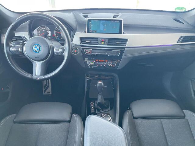 BMW X1 xDrive25e M-SPORT ** LED, NAVI+, HALF-LEDER, SHADOWLINE UITGEBR, 18-inch LMV, APPLE CAR PLAY ** 1e EIG - UNFALLFREI ** ** INFORMEER OOK NAAR ONZE AANTREKKELIJKE FINANCIAL-LEASE TARIEVEN **
