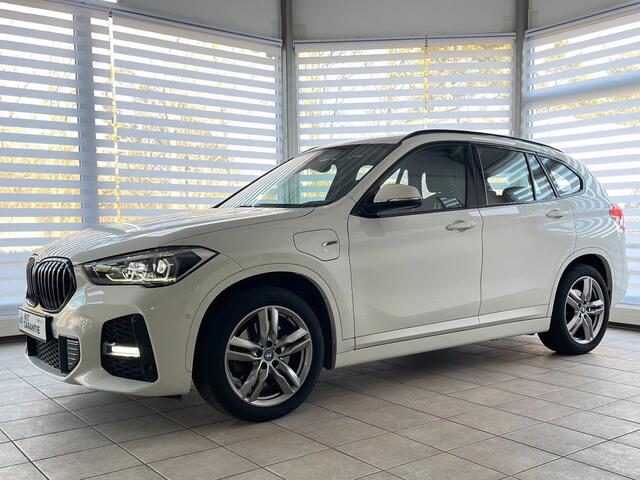 BMW X1 xDrive25e M-SPORT ** LED, NAVI+, HALF-LEDER, SHADOWLINE UITGEBR, 18-inch LMV, APPLE CAR PLAY ** 1e EIG - UNFALLFREI ** ** INFORMEER OOK NAAR ONZE AANTREKKELIJKE FINANCIAL-LEASE TARIEVEN **