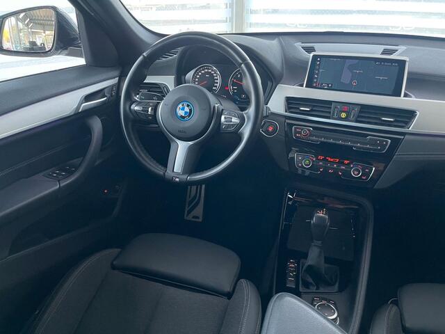 BMW X1 xDrive25e M-SPORT ** LED, NAVI+, HALF-LEDER, SHADOWLINE UITGEBR, 18-inch LMV, APPLE CAR PLAY ** 1e EIG - UNFALLFREI ** ** INFORMEER OOK NAAR ONZE AANTREKKELIJKE FINANCIAL-LEASE TARIEVEN **