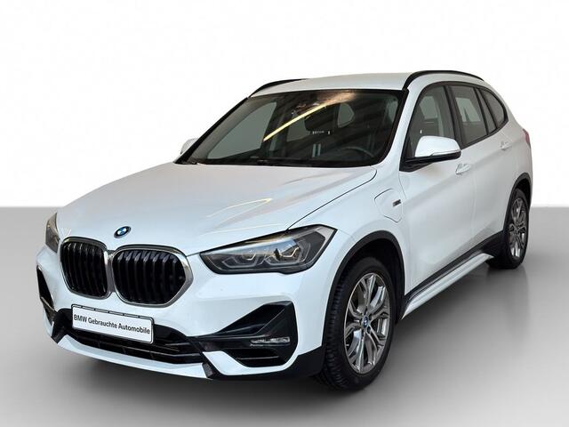 BMW X1 xDrive25e SPORTLINE ** LED, NAVI+, HALF-LEDER, SHADOWLINE UITGEBR, 18-inch LMV, TREKH, SPIEGEL-PACK ** 1e EIG - UNFALLFREI ** ** INFORMEER OOK NAAR ONZE AANTREKKELIJKE FINANCIAL-LEASE TARIEVEN **