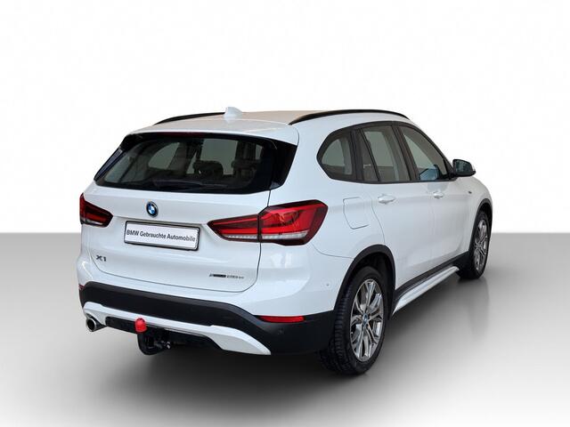 BMW X1 xDrive25e SPORTLINE ** LED, NAVI+, HALF-LEDER, SHADOWLINE UITGEBR, 18-inch LMV, TREKH, SPIEGEL-PACK ** 1e EIG - UNFALLFREI ** ** INFORMEER OOK NAAR ONZE AANTREKKELIJKE FINANCIAL-LEASE TARIEVEN **