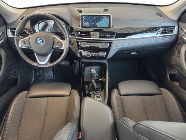 BMW X1 xDrive25e SPORTLINE ** LED, NAVI+, HALF-LEDER, SHADOWLINE UITGEBR, 18-inch LMV, TREKH, SPIEGEL-PACK ** 1e EIG - UNFALLFREI ** ** INFORMEER OOK NAAR ONZE AANTREKKELIJKE FINANCIAL-LEASE TARIEVEN **