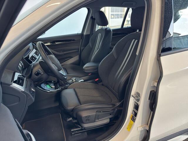 BMW X1 xDrive25e SPORTLINE ** LED, NAVI+, HALF-LEDER, SHADOWLINE UITGEBR, 18-inch LMV, TREKH, SPIEGEL-PACK ** 1e EIG - UNFALLFREI ** ** INFORMEER OOK NAAR ONZE AANTREKKELIJKE FINANCIAL-LEASE TARIEVEN **