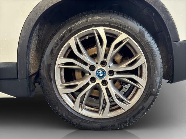 BMW X1 xDrive25e SPORTLINE ** LED, NAVI+, HALF-LEDER, SHADOWLINE UITGEBR, 18-inch LMV, TREKH, SPIEGEL-PACK ** 1e EIG - UNFALLFREI ** ** INFORMEER OOK NAAR ONZE AANTREKKELIJKE FINANCIAL-LEASE TARIEVEN **