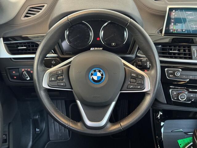 BMW X1 xDrive25e SPORTLINE ** LED, NAVI+, HALF-LEDER, SHADOWLINE UITGEBR, 18-inch LMV, TREKH, SPIEGEL-PACK ** 1e EIG - UNFALLFREI ** ** INFORMEER OOK NAAR ONZE AANTREKKELIJKE FINANCIAL-LEASE TARIEVEN **