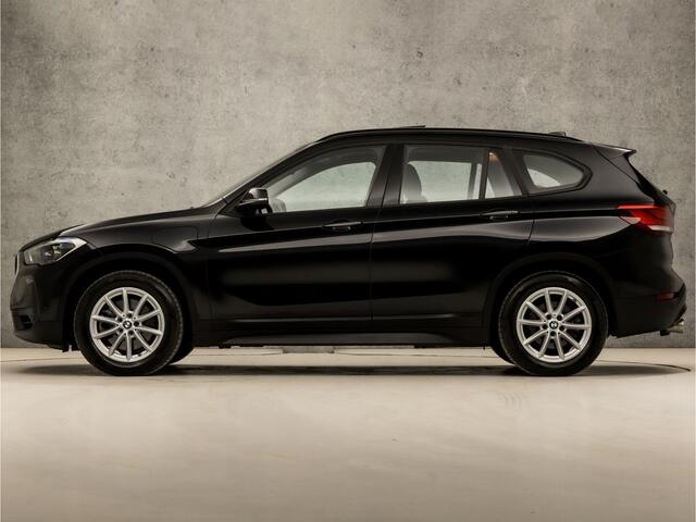 BMW X1 xDrive25e Sportline 221Pk Automaat (PANORAMADAK, GROOT NAVI, HEAD-UP DISPLAY, STOELVERWARMING, LEDEREN SPORTSTOELEN, TREKHAAK, PARKEERSENSOREN, DAB+, NIEUWSTAAT)
