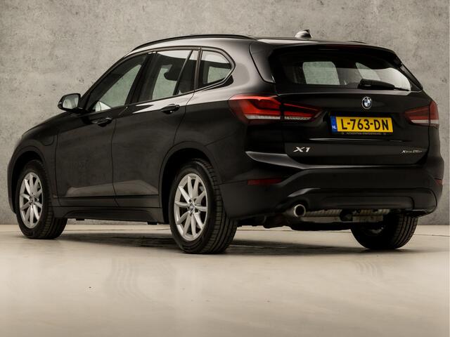 BMW X1 xDrive25e Sportline 221Pk Automaat (PANORAMADAK, GROOT NAVI, HEAD-UP DISPLAY, STOELVERWARMING, LEDEREN SPORTSTOELEN, TREKHAAK, PARKEERSENSOREN, DAB+, NIEUWSTAAT)
