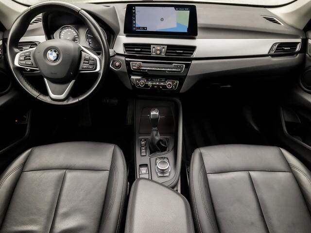 BMW X1 xDrive25e Sportline 221Pk Automaat (PANORAMADAK, GROOT NAVI, HEAD-UP DISPLAY, STOELVERWARMING, LEDEREN SPORTSTOELEN, TREKHAAK, PARKEERSENSOREN, DAB+, NIEUWSTAAT)