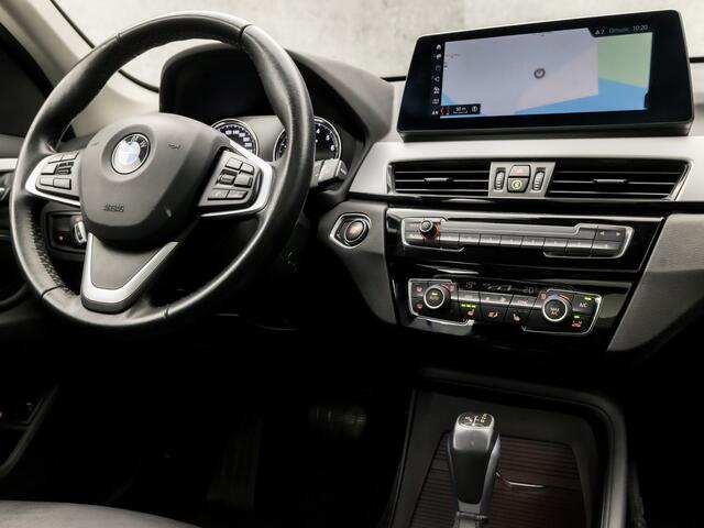 BMW X1 xDrive25e Sportline 221Pk Automaat (PANORAMADAK, GROOT NAVI, HEAD-UP DISPLAY, STOELVERWARMING, LEDEREN SPORTSTOELEN, TREKHAAK, PARKEERSENSOREN, DAB+, NIEUWSTAAT)