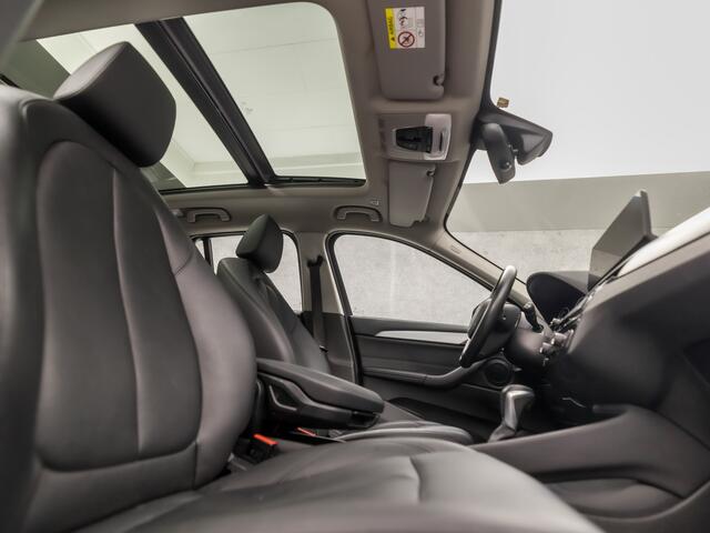 BMW X1 xDrive25e Sportline 221Pk Automaat (PANORAMADAK, GROOT NAVI, HEAD-UP DISPLAY, STOELVERWARMING, LEDEREN SPORTSTOELEN, TREKHAAK, PARKEERSENSOREN, DAB+, NIEUWSTAAT)
