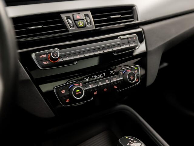 BMW X1 xDrive25e Sportline 221Pk Automaat (PANORAMADAK, GROOT NAVI, HEAD-UP DISPLAY, STOELVERWARMING, LEDEREN SPORTSTOELEN, TREKHAAK, PARKEERSENSOREN, DAB+, NIEUWSTAAT)