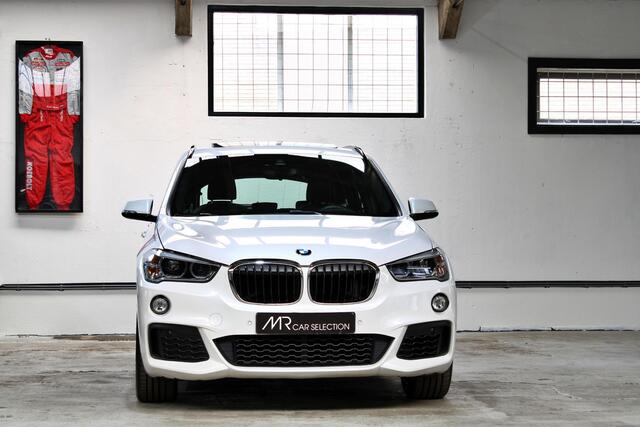 BMW X1 sDrive20i High Executive | M-Sport | Panoramadak | Head-Up | Keyless | Trekhaak | NL auto | 1e eigenaar |