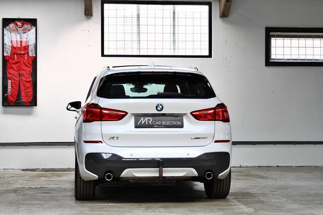 BMW X1 sDrive20i High Executive | M-Sport | Panoramadak | Head-Up | Keyless | Trekhaak | NL auto | 1e eigenaar |