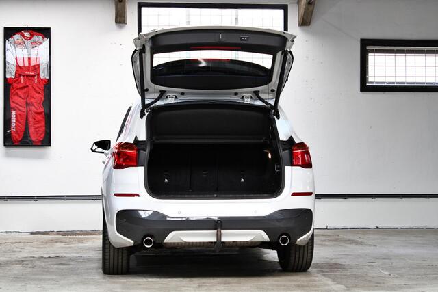 BMW X1 sDrive20i High Executive | M-Sport | Panoramadak | Head-Up | Keyless | Trekhaak | NL auto | 1e eigenaar |