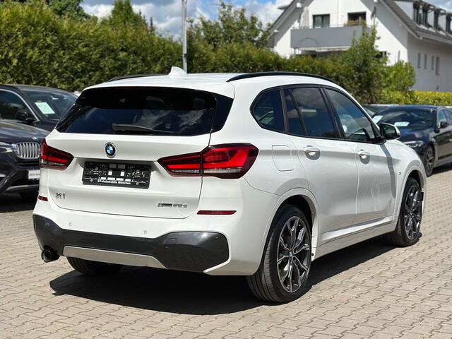 BMW X1 xDrive25e M-SPORT ** LED, NAVI+, MOKKA LEDER, DR. ASS. +, TREKH, HuD, 19-inch LMV, ** 1e EIG - UNFALLFREI ** ** INFORMEER OOK NAAR ONZE AANTREKKELIJKE FINANCIAL-LEASE TARIEVEN **