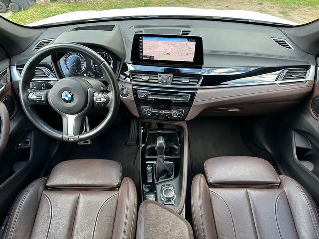 BMW X1 xDrive25e M-SPORT ** LED, NAVI+, MOKKA LEDER, DR. ASS. +, TREKH, HuD, 19-inch LMV, ** 1e EIG - UNFALLFREI ** ** INFORMEER OOK NAAR ONZE AANTREKKELIJKE FINANCIAL-LEASE TARIEVEN **