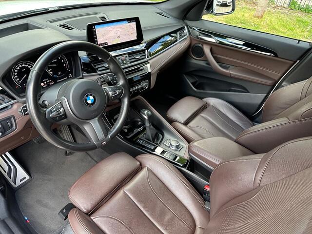 BMW X1 xDrive25e M-SPORT ** LED, NAVI+, MOKKA LEDER, DR. ASS. +, TREKH, HuD, 19-inch LMV, ** 1e EIG - UNFALLFREI ** ** INFORMEER OOK NAAR ONZE AANTREKKELIJKE FINANCIAL-LEASE TARIEVEN **