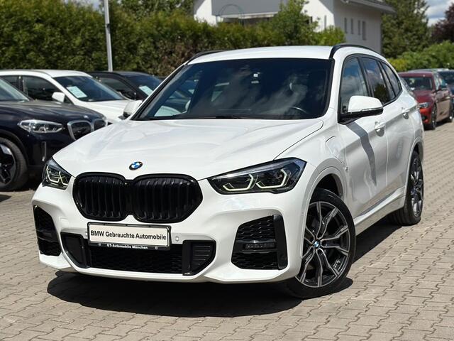 BMW X1 xDrive25e M-SPORT ** LED, NAVI+, MOKKA LEDER, DR. ASS. +, TREKH, HuD, 19-inch LMV, ** 1e EIG - UNFALLFREI ** ** INFORMEER OOK NAAR ONZE AANTREKKELIJKE FINANCIAL-LEASE TARIEVEN **