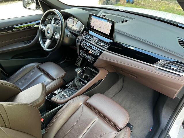 BMW X1 xDrive25e M-SPORT ** LED, NAVI+, MOKKA LEDER, DR. ASS. +, TREKH, HuD, 19-inch LMV, ** 1e EIG - UNFALLFREI ** ** INFORMEER OOK NAAR ONZE AANTREKKELIJKE FINANCIAL-LEASE TARIEVEN **
