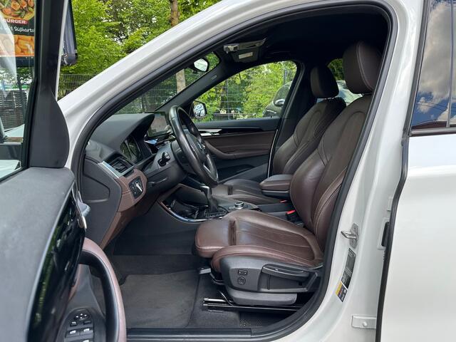 BMW X1 xDrive25e M-SPORT ** LED, NAVI+, MOKKA LEDER, DR. ASS. +, TREKH, HuD, 19-inch LMV, ** 1e EIG - UNFALLFREI ** ** INFORMEER OOK NAAR ONZE AANTREKKELIJKE FINANCIAL-LEASE TARIEVEN **
