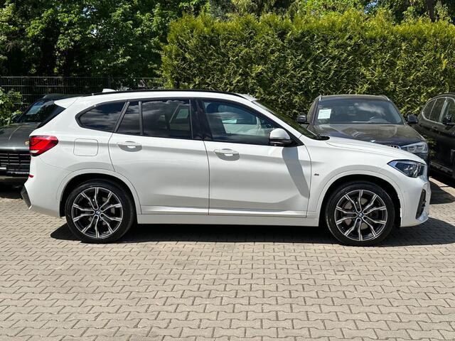BMW X1 xDrive25e M-SPORT ** LED, NAVI+, MOKKA LEDER, DR. ASS. +, TREKH, HuD, 19-inch LMV, ** 1e EIG - UNFALLFREI ** ** INFORMEER OOK NAAR ONZE AANTREKKELIJKE FINANCIAL-LEASE TARIEVEN **