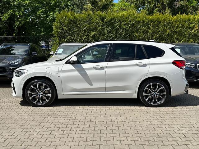 BMW X1 xDrive25e M-SPORT ** LED, NAVI+, MOKKA LEDER, DR. ASS. +, TREKH, HuD, 19-inch LMV, ** 1e EIG - UNFALLFREI ** ** INFORMEER OOK NAAR ONZE AANTREKKELIJKE FINANCIAL-LEASE TARIEVEN **