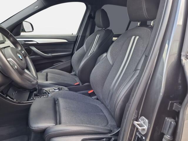 BMW X1 xDrive25e M-SPORT ** LED, NAVI+, HALF-LEDER, HiFi, TREKH, HuD, 19-inch LMV, ** 1e EIG - UNFALLFREI ** ** INFORMEER OOK NAAR ONZE AANTREKKELIJKE FINANCIAL-LEASE TARIEVEN **