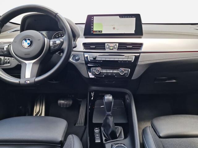 BMW X1 xDrive25e M-SPORT ** LED, NAVI+, HALF-LEDER, HiFi, TREKH, HuD, 19-inch LMV, ** 1e EIG - UNFALLFREI ** ** INFORMEER OOK NAAR ONZE AANTREKKELIJKE FINANCIAL-LEASE TARIEVEN **