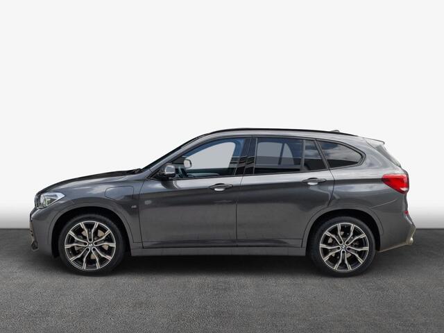 BMW X1 xDrive25e M-SPORT ** LED, NAVI+, HALF-LEDER, HiFi, TREKH, HuD, 19-inch LMV, ** 1e EIG - UNFALLFREI ** ** INFORMEER OOK NAAR ONZE AANTREKKELIJKE FINANCIAL-LEASE TARIEVEN **