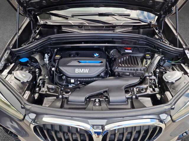 BMW X1 xDrive25e M-SPORT ** LED, NAVI+, HALF-LEDER, HiFi, TREKH, HuD, 19-inch LMV, ** 1e EIG - UNFALLFREI ** ** INFORMEER OOK NAAR ONZE AANTREKKELIJKE FINANCIAL-LEASE TARIEVEN **