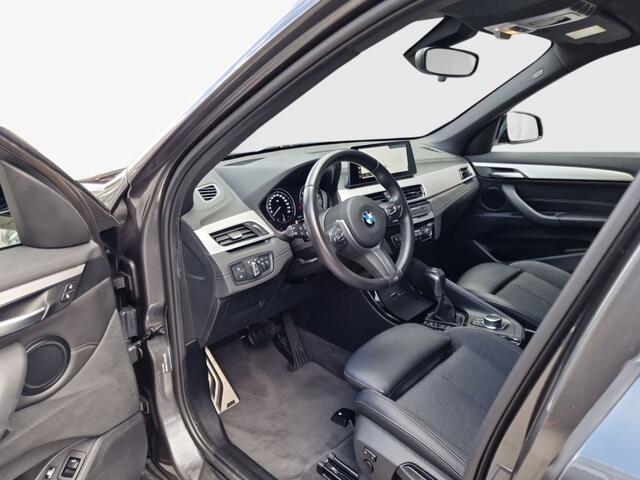 BMW X1 xDrive25e M-SPORT ** LED, NAVI+, HALF-LEDER, HiFi, TREKH, HuD, 19-inch LMV, ** 1e EIG - UNFALLFREI ** ** INFORMEER OOK NAAR ONZE AANTREKKELIJKE FINANCIAL-LEASE TARIEVEN **