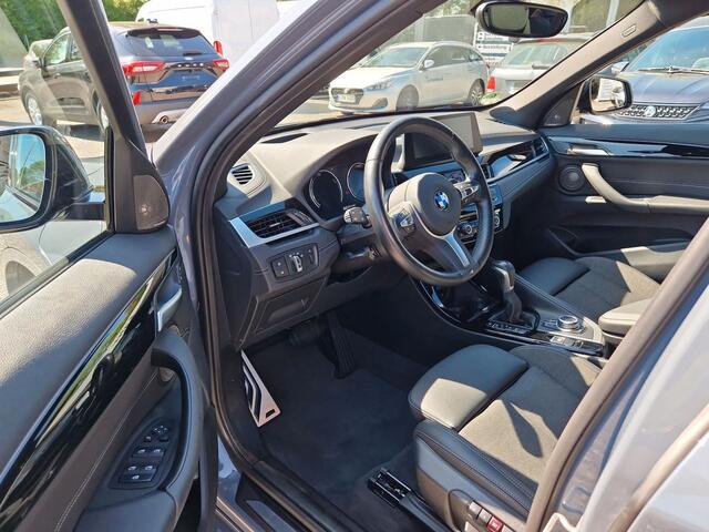 BMW X1 xDrive25e M-SPORT ** LED, NAVI+, PANORAMA, MEM, TREKH, HuD, 19-inch LMV, ** 1e EIG - UNFALLFREI ** ** INFORMEER OOK NAAR ONZE AANTREKKELIJKE FINANCIAL-LEASE TARIEVEN **