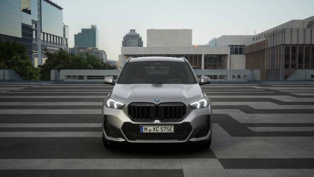 BMW X1 xDrive25e High Executive M Sport Automaat / Panoramadak / Trekhaak / Sportstoelen / Adaptieve LED / M Adaptief onderstel / Parking Assistant Plus / Head-Up