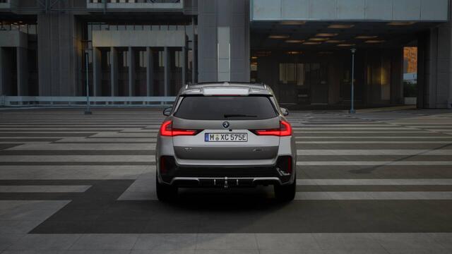 BMW X1 xDrive25e High Executive M Sport Automaat / Panoramadak / Trekhaak / Sportstoelen / Adaptieve LED / M Adaptief onderstel / Parking Assistant Plus / Head-Up